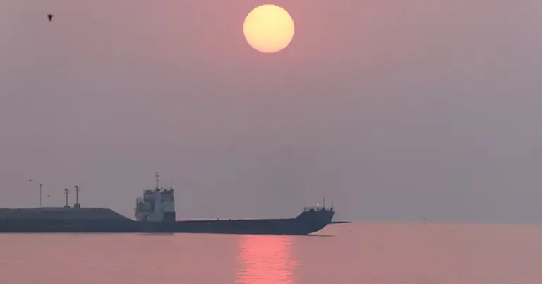 হরমুজ প্রণালিতে জাহাজ